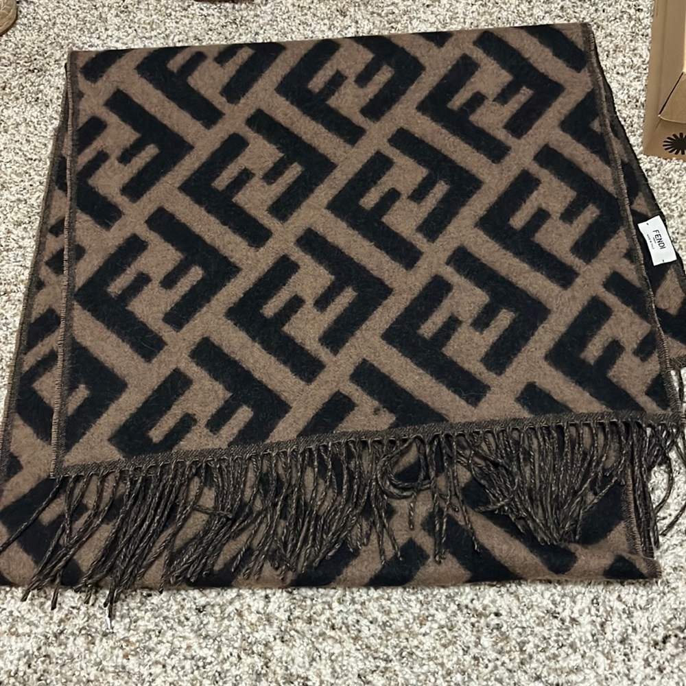 F logo scarf used / good condition